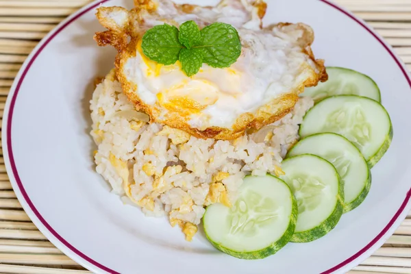 Fried rice with fried egg — Stock Photo, Image