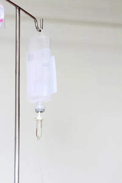 Наливна пляшка з IV розчином на білому тлі — стокове фото