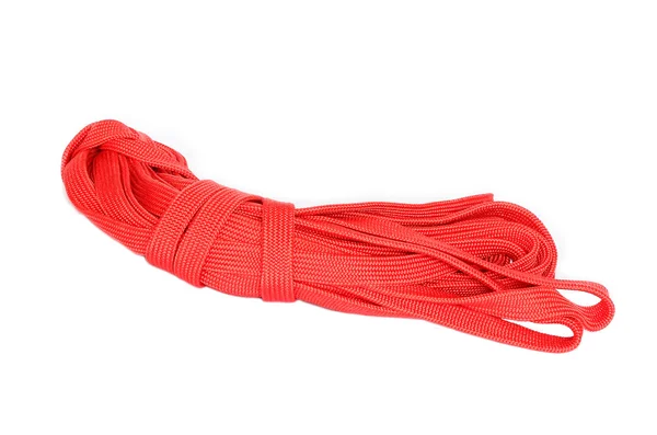 Fechar de uma bobina de corda vermelha em um fundo branco — Fotografia de Stock