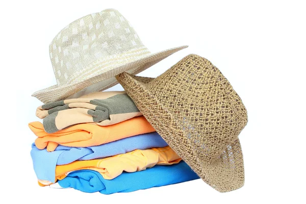 Kupie kolorowe ubrania z kapelusz na białym tle — Zdjęcie stockowe