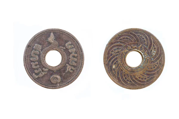 Stare monety Tajlandii, która jest dzisiaj nieaktualne, na białym tle — Zdjęcie stockowe