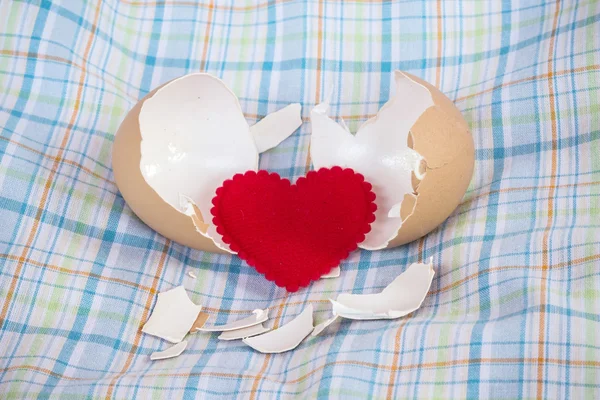 Eggshel and heart — Stock Photo, Image