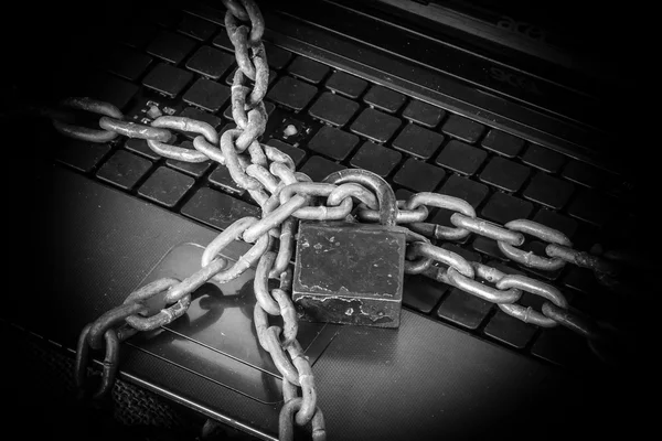 Computer security lock light chain and padlock — Stock Photo, Image