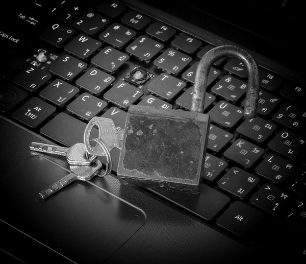 Ноутбук заблокирован с помощью ключа — стоковое фото