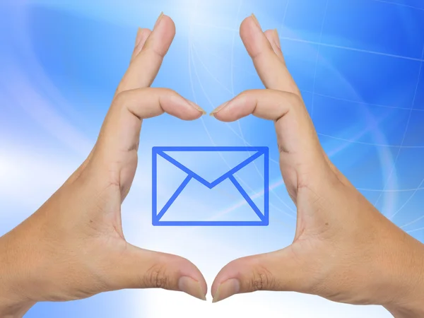 Mänsklig hand presenterar futuristisk öppet mail-symbolen — Stockfoto