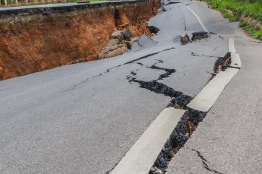 bozuk asfalt yol, kırsal alanlarda tabakası
