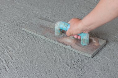 yakın çekim el mala ıslak beton zemin bitirmek için kullanma