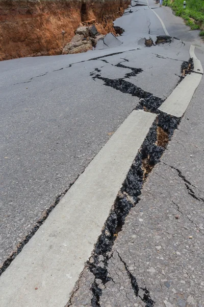Strato di strada asfaltata rotta nelle zone rurali — Foto Stock