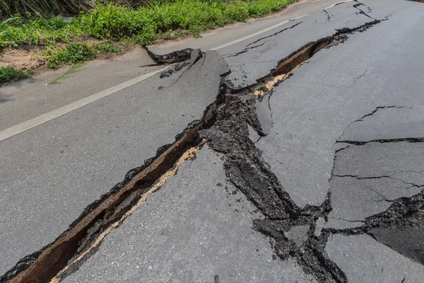 Capa de asfalto roto en las zonas rurales — Foto de Stock