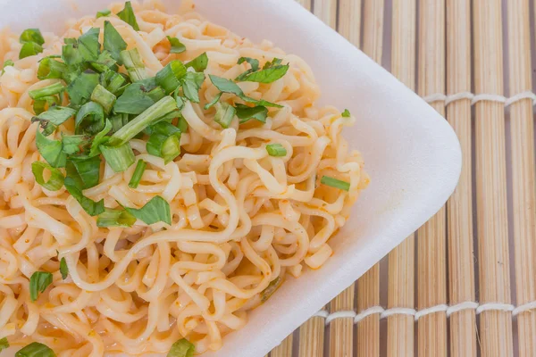 Fideos Ramen rápidos caseros con zanahorias y guisantes —  Fotos de Stock