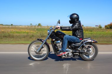 Yoldaki motorcu.