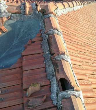Hasarlı çatı kiremitlerinin su geçirmez hale getirilmesi fırtınadan sonra acil onarıldı