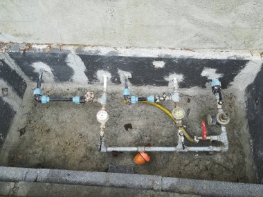 Açık yeraltı kanalizasyonunda bir sürü su metresi