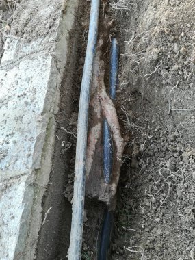 Yeraltı plastik borusu ağaç köklerinden hasar gördü