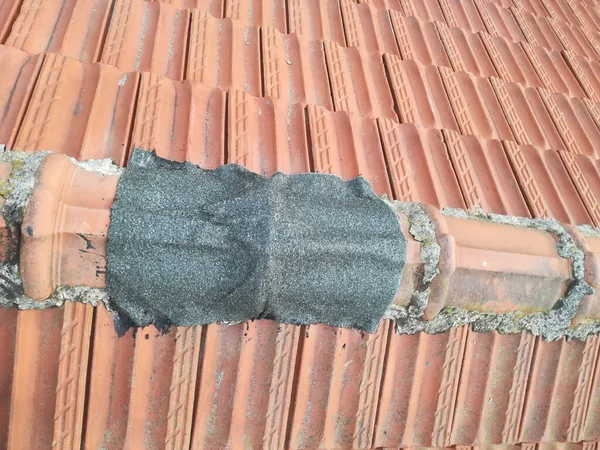 Uszkodzony Dach Dachówki Awaryjne Łatane Burzy — Zdjęcie stockowe