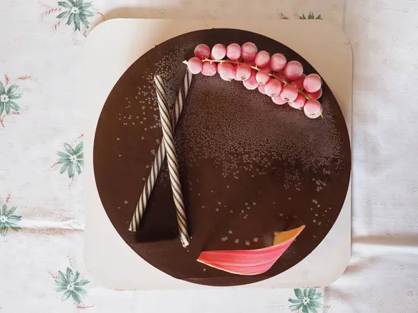 Pastel Cumpleaños Chocolate Con Fruta Bayas Parte Superior —  Fotos de Stock