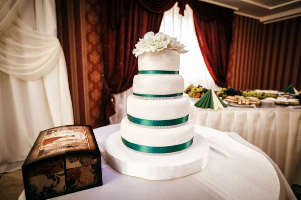 beyaz düğün pastası