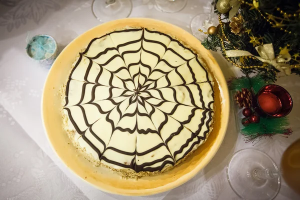 yuvarlak tabak hediye kutusu ile Esterhazy pasta