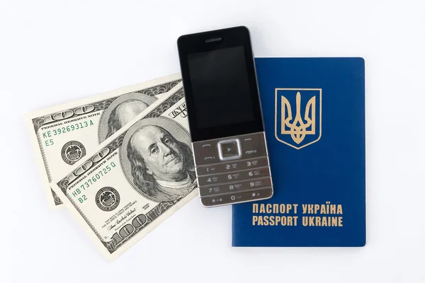 Ukrayna pasaportu, para ve cep telefonu üzerinde beyaz bac izole