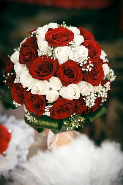 Hochzeitsstrauß aus roten und weißen Rosen — Stockfoto
