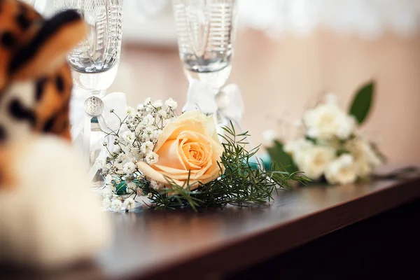 Corsages van oranje rose op houten tafel. — Stockfoto