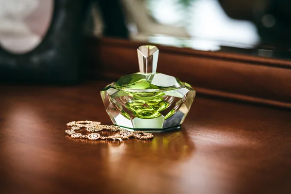 bir güzel yeşil yakut parlaklık ve takı üzerinde parfüm şişesi 
