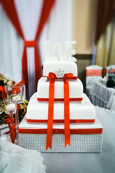红丝带的白色婚礼蛋糕。 — 图库照片
