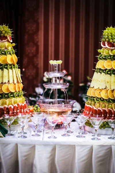 Weinbrunnen bei einer luxuriösen Hochzeitsfeier im Restaurant lizenzfreie Stockfotos