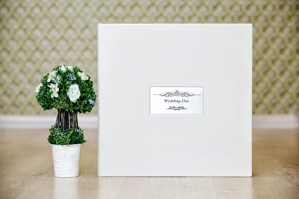 Box for wedding photo album with leather cover and metal shield. — Stock Photo, Image