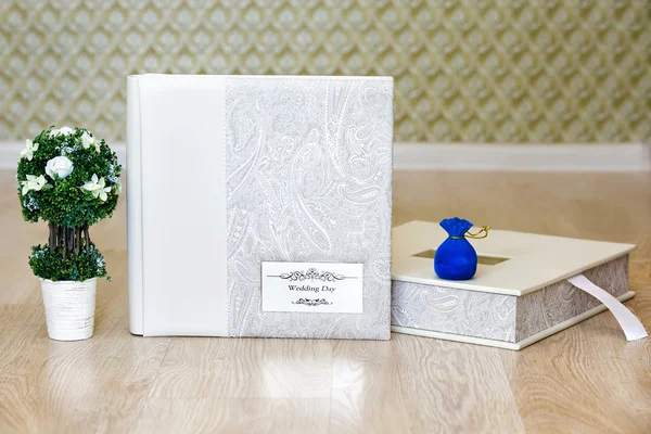 Composition of wedding photo book, decorative tree and jewelry gift box. — Stock Photo, Image