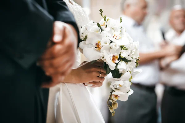 Невеста на свадебной церемонии с свадебным букетом — стоковое фото