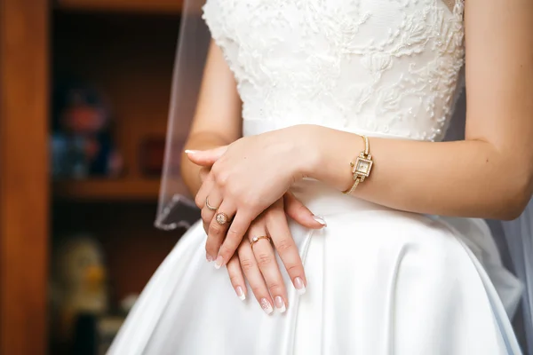 Mains de mariée avec anneaux et montre — Photo