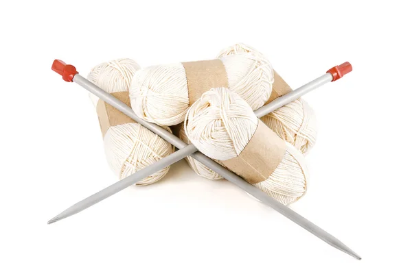 Пряжа для вязания со спицами на белом фоне — стоковое фото