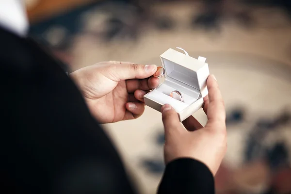 damat ile altın alyans takı hediye kutusu tutar