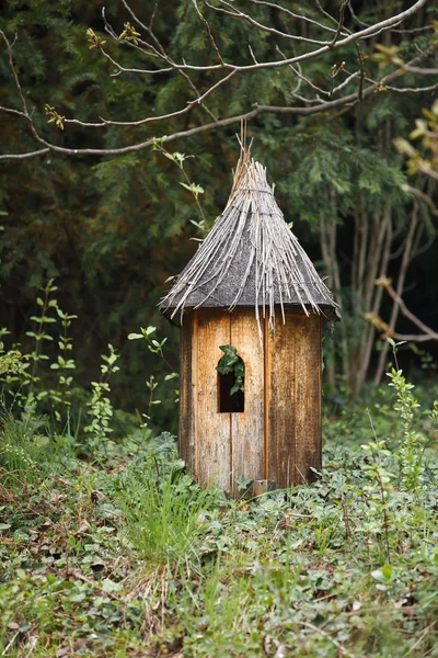 Décoration en bois en forme de petite maison dans le parc — Photo