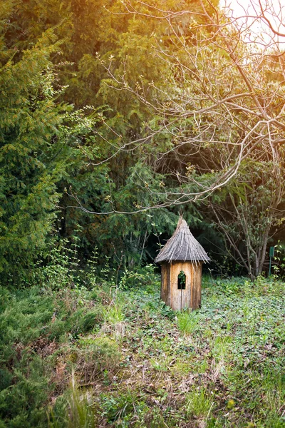 公園の小さな家の形で木製の装飾 — ストック写真