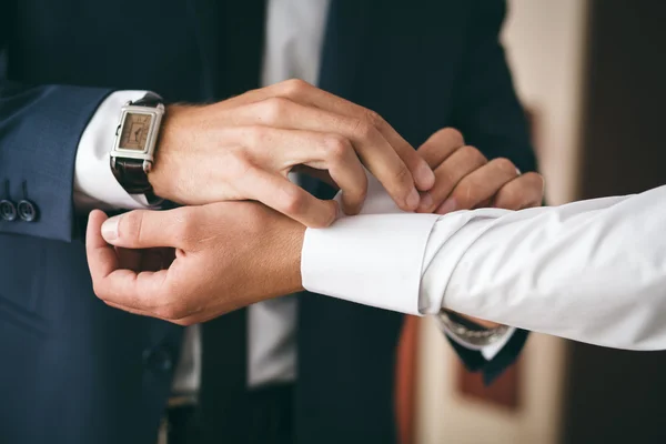 Sağdıç kol düğmesi koymak için eğitmeye yardımcı olur