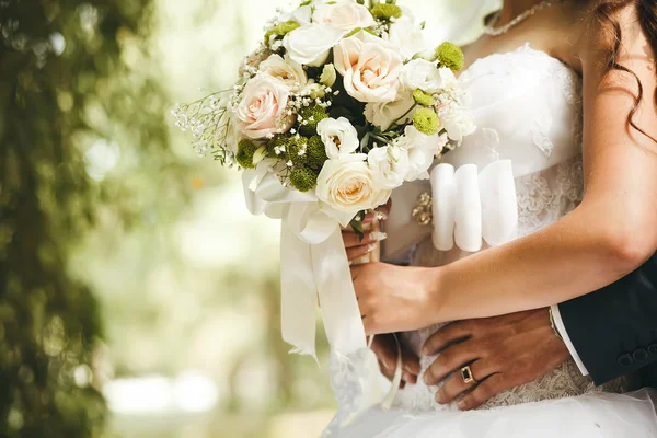 Mariée et marié sur leur mariage — Photo