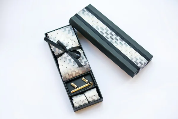 kol düğmesi, kravat, kravat klibi, mendil ve hediye kutusu.