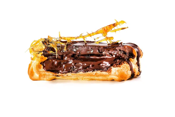 beyaz b izole çikolata ve karamel süslemeli pasta