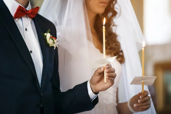 kilisede düğün töreni. damat ve gelin mumları tutun.