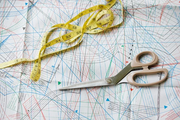 Background with pattern, measuring tape and scissors. Focused on — Stock Photo, Image