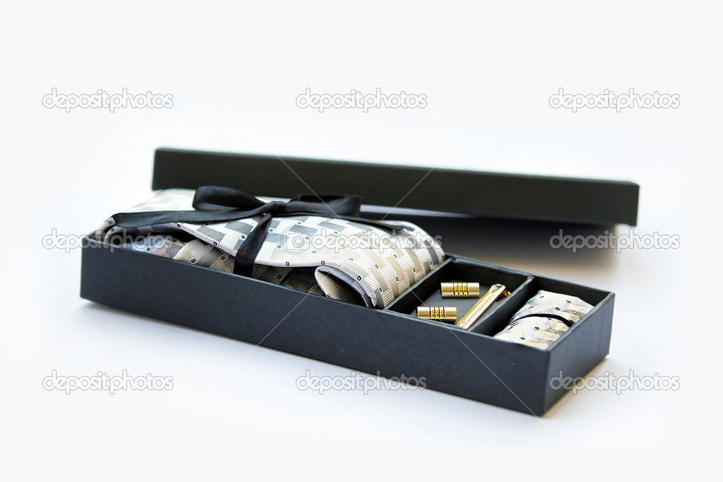 Cufflinks, tie and tie clip, handkerchief in gift box.