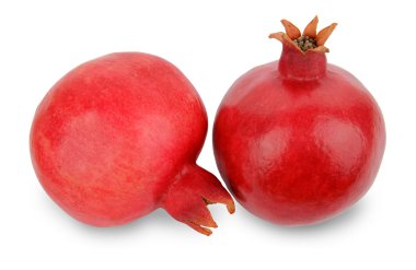 Olgun nar meyvesi beyaz arkaplanda izole edilmiş.