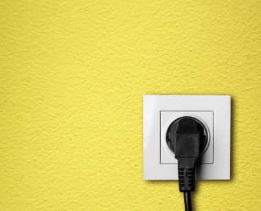 elektrik prizine takılı kablo ile