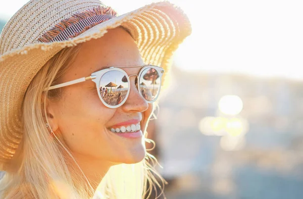 Uma Menina Loira Sorrindo Com Chapéu Praia Luz Solar Refletida — Fotografia de Stock