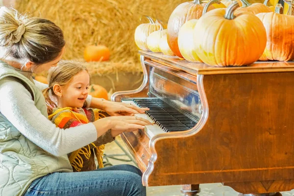Mãe Ensinando Sua Filha Tocar Piano Temporada Halloween Mãe Menina — Fotografia de Stock