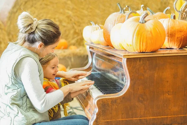 Mãe Ensinando Sua Filha Tocar Piano Temporada Halloween Mãe Menina — Fotografia de Stock