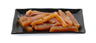 Tabaktaki taze çıtır kalamar beyaz arkaplanda izole edilmiş..