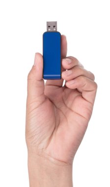 Mavi USB flaş bellek beyaz bir arkaplanda izole.